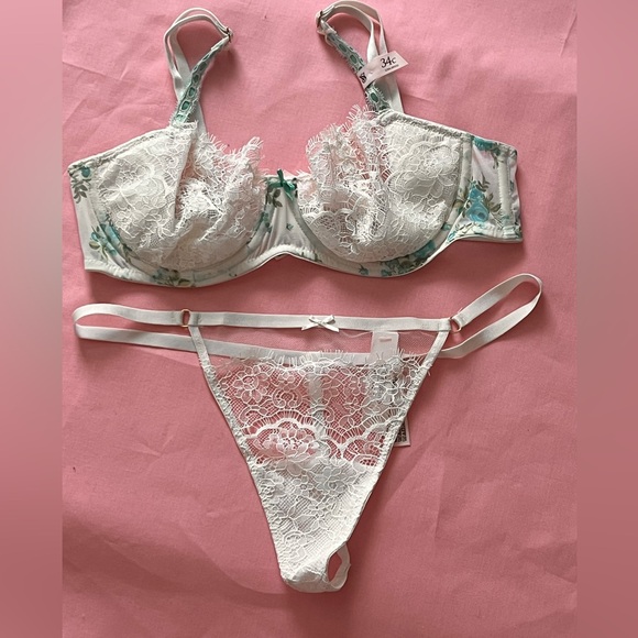 CLEARANCE $84 Victoria’s Secret Unlined Balconette Bra matching V-string… - Picture 3 of 5